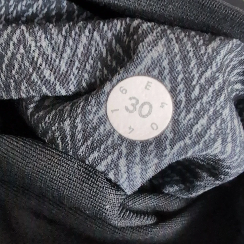 Lululemon ABC 5 Pocket Pants Size 30x26 in Jet Black E40416 Tapered - Picture 8 of 12